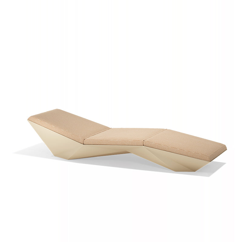 Ecru Faz chaise lounge by Ramón Esteve for Vondom, sustainable modern outdoor lounger – Modern Coastal Living.| Ecru