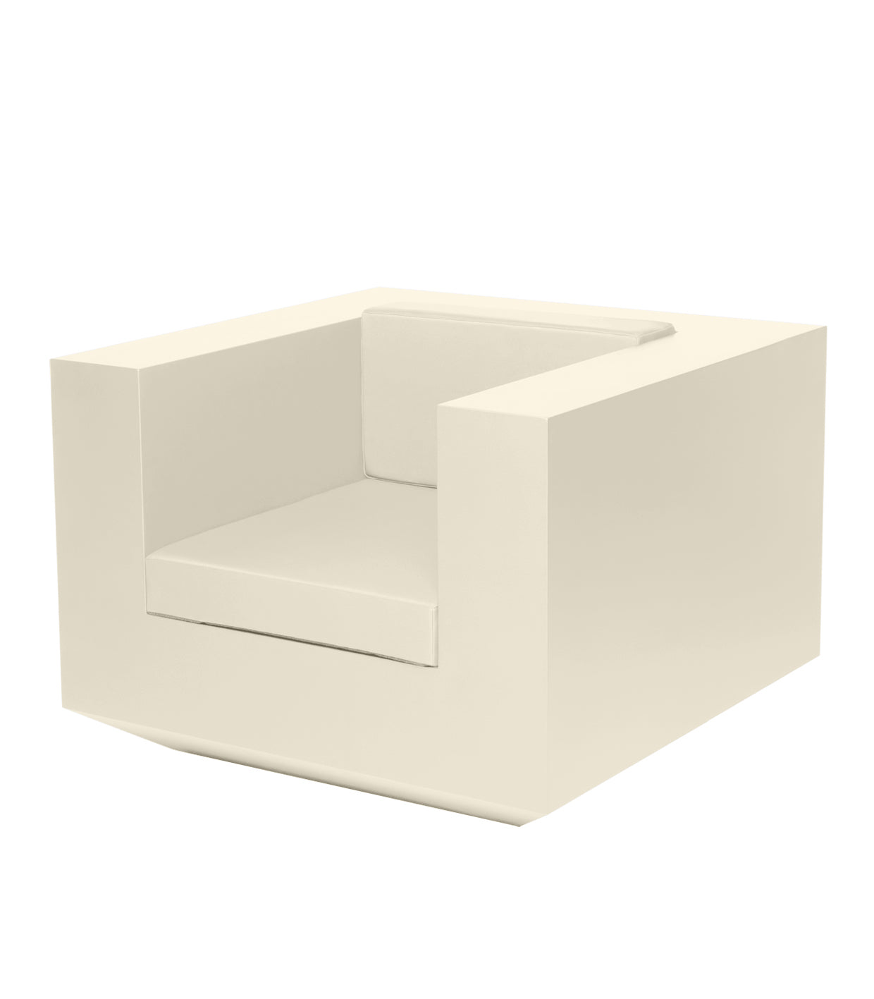 Ecru Vela lounge chair by Ramón Esteve for Vondom, outdoor seating in reclaimed luxury design made from Mediterranean recycled plastic – Modern Coastal Living.| Ecru