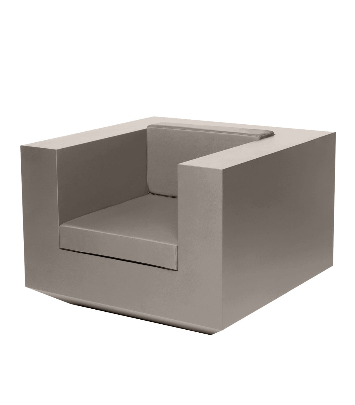 Tortora Vela lounge chair by Ramón Esteve for Vondom, outdoor seating in reclaimed luxury design made from Mediterranean recycled plastic – Modern Coastal Living.| Tortora