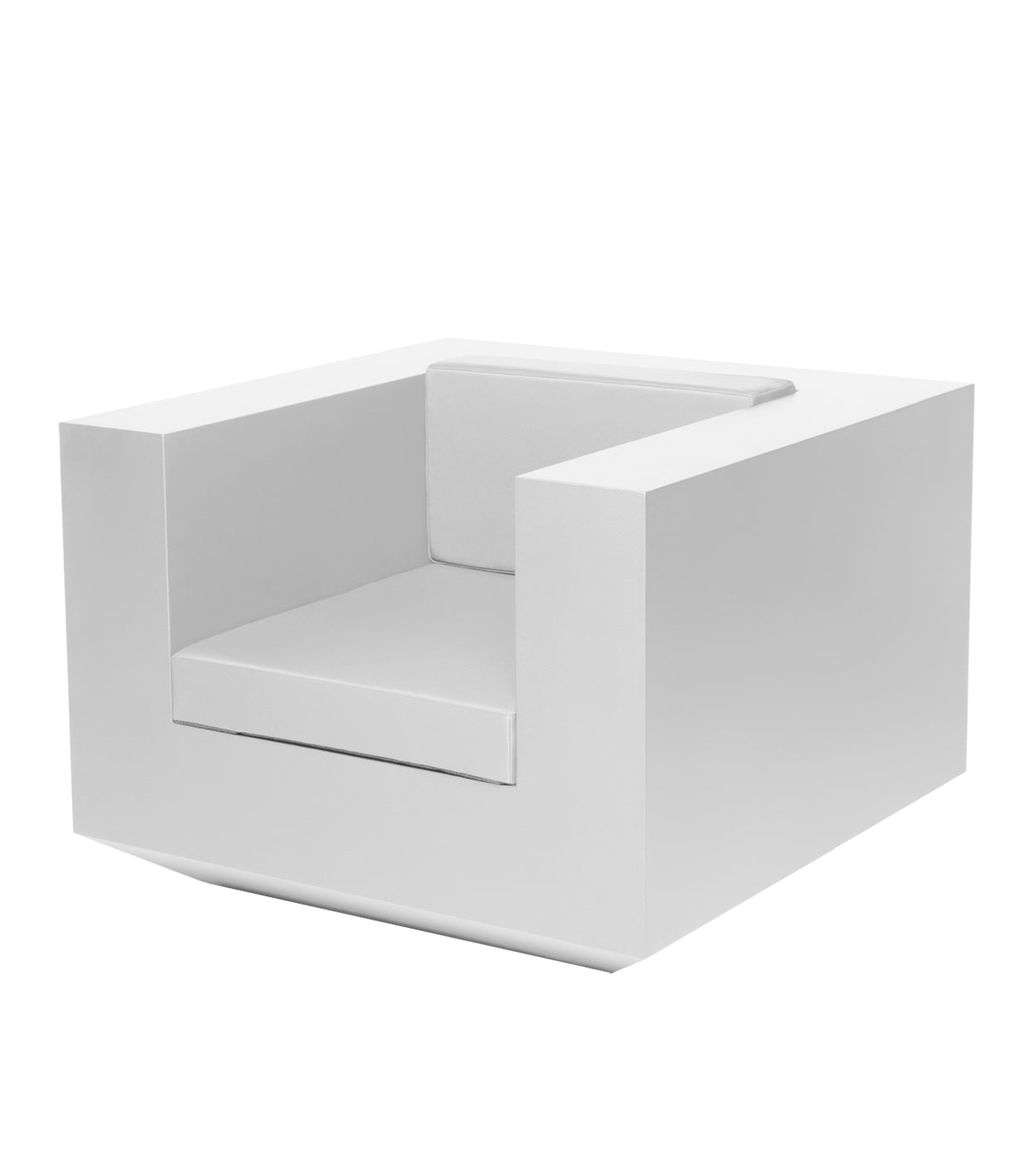 White Vela lounge chair by Ramón Esteve for Vondom, outdoor seating in reclaimed luxury design made from Mediterranean recycled plastic – Modern Coastal Living.| White