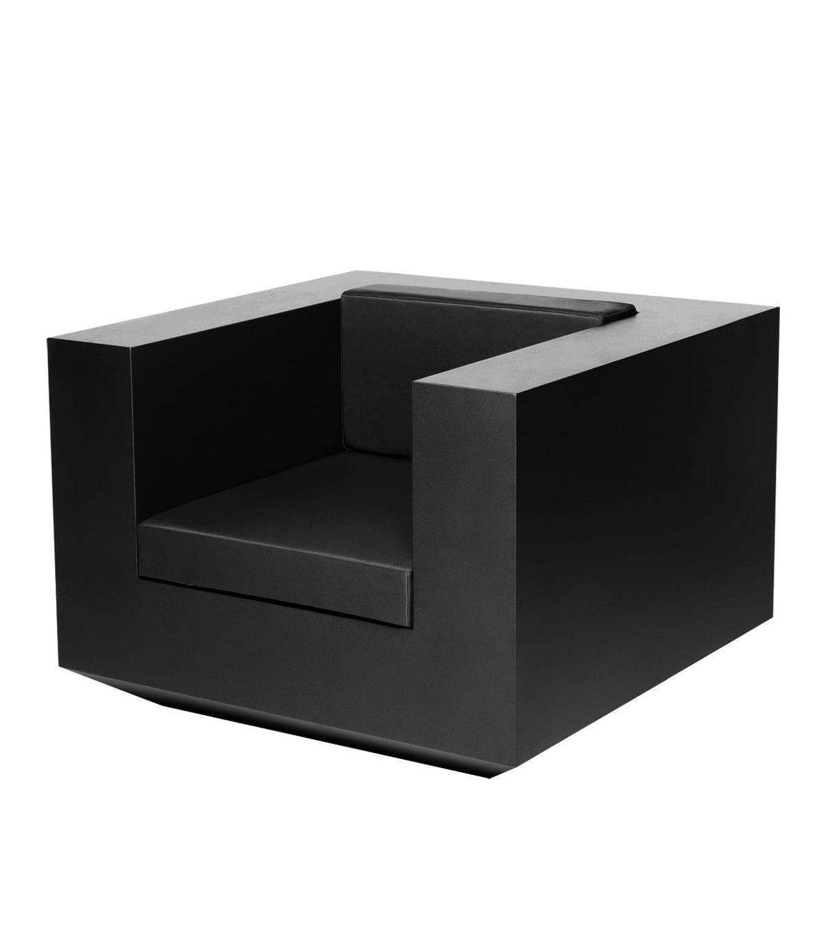 Black Vela lounge chair by Ramón Esteve for Vondom, outdoor seating in reclaimed luxury design made from Mediterranean recycled plastic – Modern Coastal Living.| Black