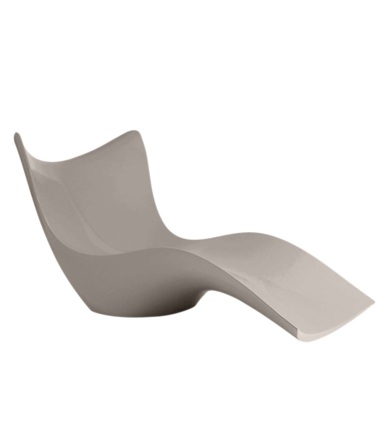 Gloss Tortora Surf sun lounger by Karim Rashid for Vondom, luxury designer lounger in reclaimed elegance crafted from Mediterranean recycled plastic – Modern Coastal Living.| Gloss Tortora 