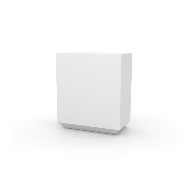 White Vela single bar by Vondom, sleek sustainable modular bar by Ramón Esteve for indoor and outdoor entertaining – Modern Coastal Living.| White